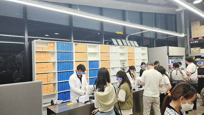 21일 오후 경기 성남시 수정구 고등공공주택지구의 한 창고형 약국 매장에서 방문객들이 약을 계산하고 있다. 성남=오상도 기자