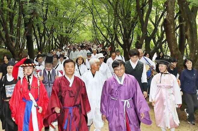 국가유산 지킴이의 날인 22일 전북 정읍시 내장산 국립공원에서 열린 ‘조선왕조실록 이안 기념 행사’에서 이학수(가운데 왼쪽) 정읍시장과 박일(〃오른쪽) 시의회 의장 등 주요 인사와 시민, 관광객 등이 이안 길을 걷고 있다. 정읍시 제공