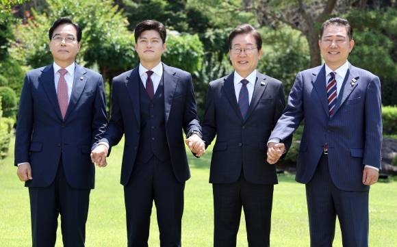 이재명 대통령, 여야지도부 회동 - 이재명 대통령이 22일 한남동 관저에서 여야 지도부와 오찬에 앞서 기념촬영을 하고 있다. 왼쪽부터 국민의힘 송언석 원내대표, 김용태 비상대책위원장, 이 대통령, 더불어민주당 김병기 당대표 직무대행 겸 원내대표. 2025.6.22 연합뉴스