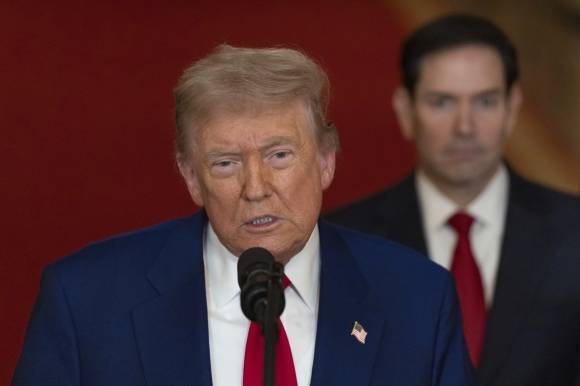 도널드 트럼프 미국 대통령이 21일(현지 시간) 백악관 이스트룸에서 미군의 이란 핵 시설 공습에 관해 발언하고 있다. 트럼프 대통령은 “이란의 핵 프로그램에 대한 선제적 조치로, 정밀 타격이 성공적으로 이루어졌다”라고 밝혔다. 이 자리에는 JD 밴스 부통령, 마코 루비오 국무장관, 피트 헤그세스 국방장관이 배석했다. 2025.06.22. AP 뉴시스