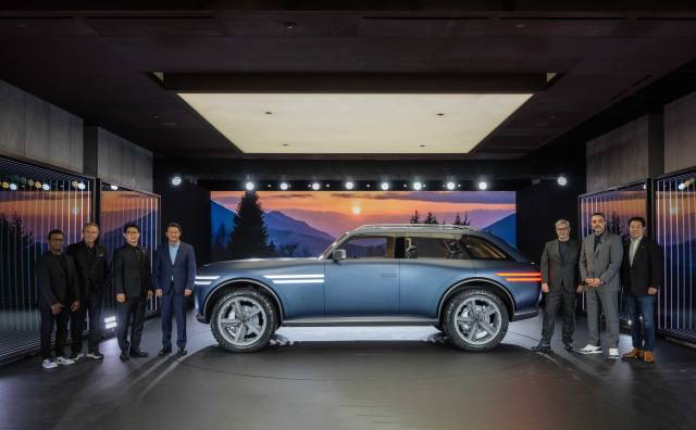 호세 무뇨스 현대자동차 최고경영자(CEO) 사장 등 주요 경영진이 4월 15일(현지 시간) 미국 뉴욕 맨해튼에 위치한 브랜드 복합문화공간 ‘제네시스 하우스 뉴욕’에서 세계 최초로 공개한 전동화 오프로더 스포츠유틸리티차량(SUV) ‘엑스 그란 이퀘이터 콘셉트’와 기념 촬영을 하고 있다. 사진 제공=제네시스