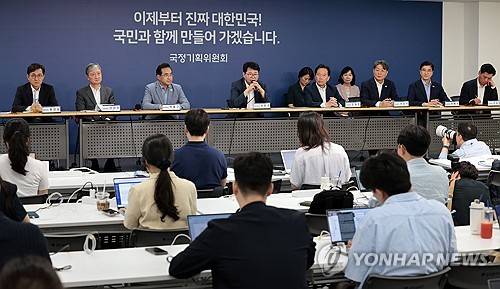 (서울=연합뉴스) 김인철 기자 = 이한주 국정기획위원회 위원장과 분과장들이 22일 서울 종로구 국정기획위원회에서 열린 기자간담회에서 취재진 질문에 답하고 있다. 연합뉴스