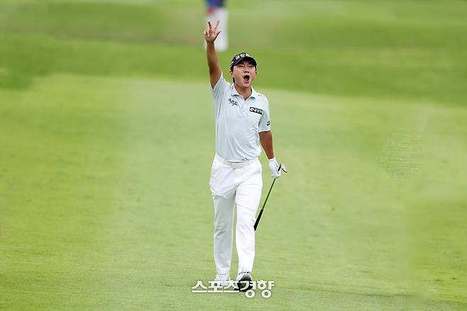 옥태훈이 22일 경남 양산시 에이원CC에서 열린 제68회 KPGA 선수권대회 최종라운드 3번홀에서 ‘72야드 백스핀 샷이글’을 성공한 뒤 환호하는 팬을 향해 손을 흔들며 기뻐하고 있다. |KPGA 제공