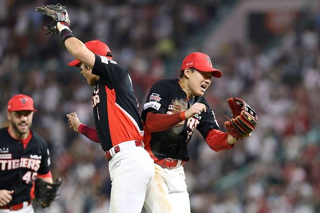 ▲ 9회 극적인 홈 보살로 패배 직전의 팀을 구해낸 최원준(오른쪽) ⓒKIA타이거즈