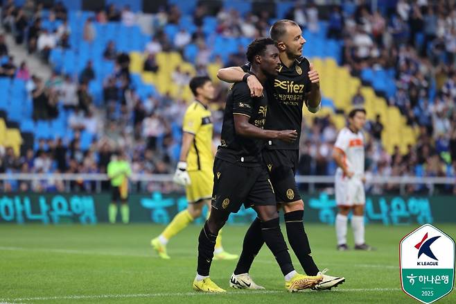 21일 인천축구전용경기장에서 열린 화성FC전에서 나란히 골을 터뜨린 인천 유나이티드 제르소(왼쪽)와 무고사. /사진=한국프로축구연맹 제공