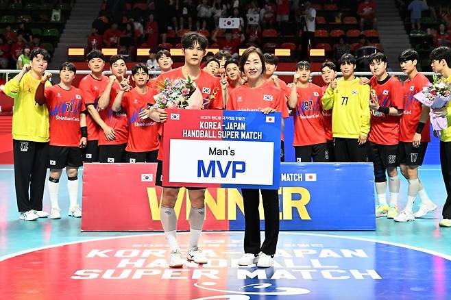 한일전 남자부 MVP 김태관(왼쪽). /사진=대한핸드볼협회 제공