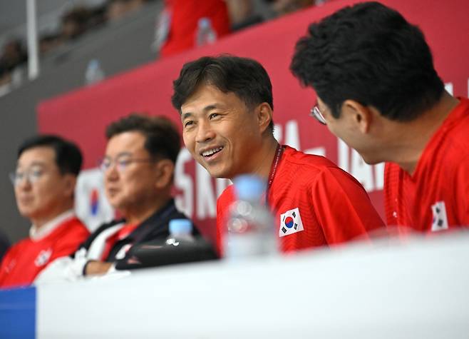 한일전 관람하는 대한핸드볼협회 곽노정(오른쪽에서 두 번째) 회장. /사진=대한핸드볼협회 제공