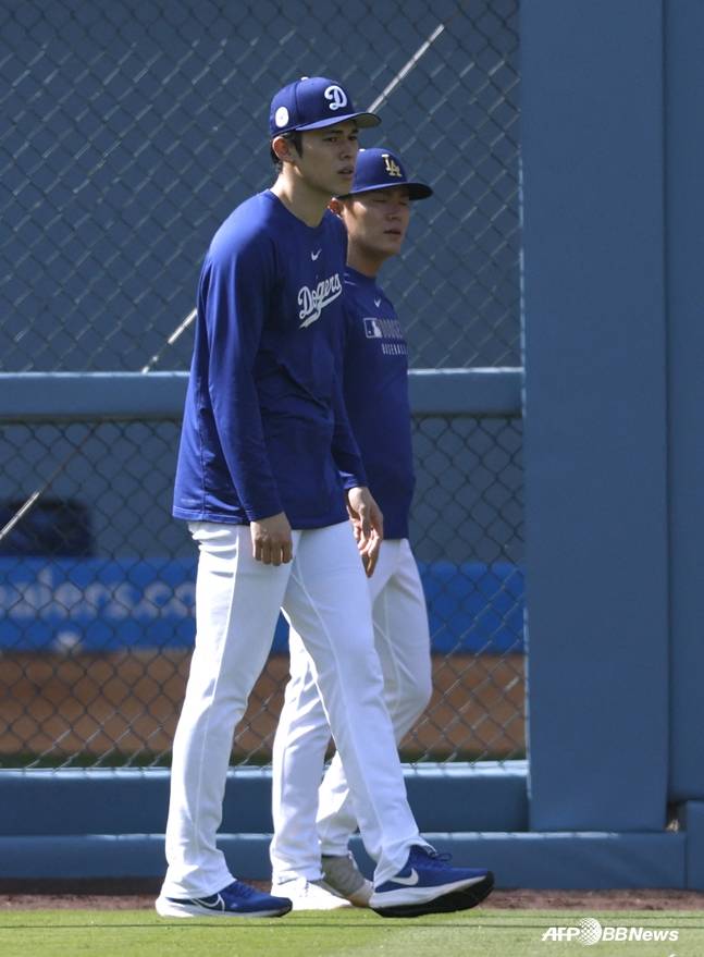 야마모토 요시노부와 함께 훈련을 하고 있는 사사키(왼쪽). /AFPBBNews=뉴스1