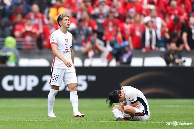 이시하라(오른쪽)가 인터밀란전이 끝난 뒤 고개를 숙이고 있다. /AFPBBNews=뉴스1