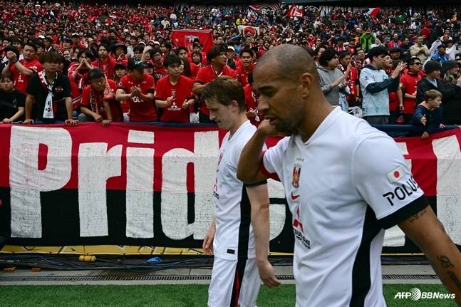 아쉬워하는 표정으로 우라와 레즈 서포터 앞을 지나가는 선수들. /AFPBBNews=뉴스1