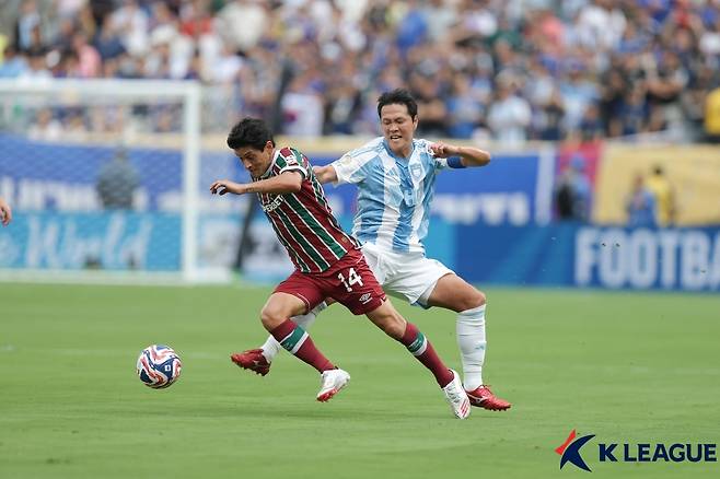 울산 HD 김영권이 22일(한국시간) 미국 뉴저지주 이스트 러더퍼드의 메트라이프 스타디움에서 열린 2025 국제축구연맹(FIFA) 클럽 월드컵조별리그 F조 2차전 플루미넨시전에서 상대 돌파를 수비하고 있다. /사진=한국프로축구연맹 제공