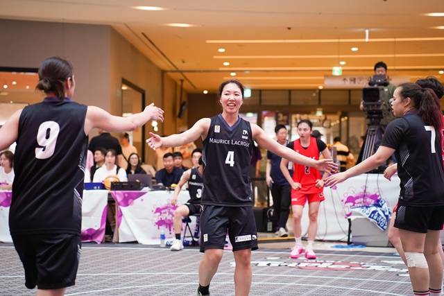 모리스 라크로와 선수들. /사진=WKBL 제공