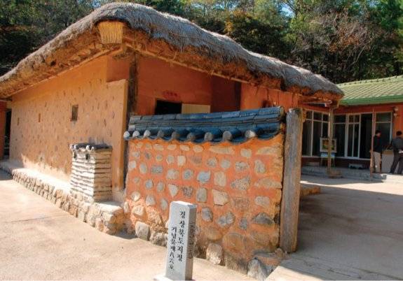 경북 구미에 있는 박정희 전 대통령 생가. 권력과 명예를 상징하는 금(金) 기운 장이 펼쳐져 있다. 동아DB