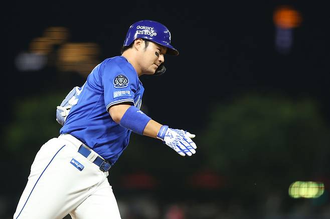 삼성 라이온즈 박병호가 올해 정규시즌 경기에서 홈런을 친 뒤 베이스를 돌고 있다. 삼성 라이온즈
