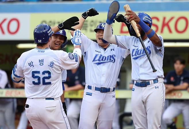 삼성 라이온즈 박병호가 올해 정규시즌 경기에서 홈런을 친 뒤 축하 받고 있다. 삼성 라이온즈