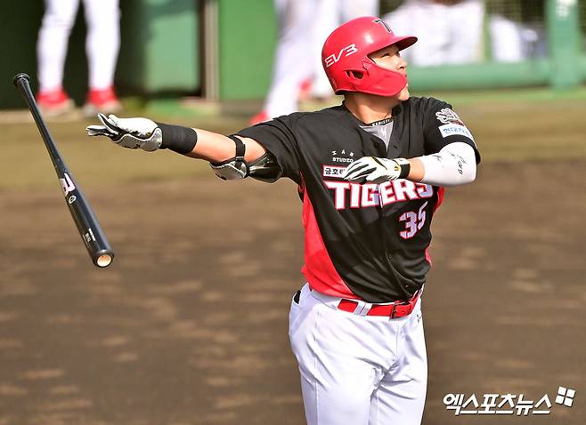 22일 오후 일본 오키나와 코자 신킨 스타디움에서 열린 KIA 타이거즈와 히로시마 도요카프의 연습경기, 8회초 무사 1루 KIA 김석환이 투런 홈런을 날리고 있다. 엑스포츠뉴스 DB
