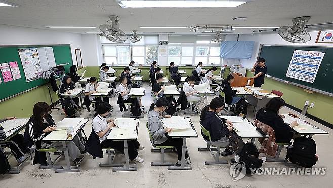 6월 모의고사 (대구=연합뉴스) 윤관식 기자 = 2026학년도 대학수학능력시험 전국연합학력평가(모의평가)가 실시된 4일 대구 수성구 대구여자고등학교에서 고3 수험생들이 시험 준비를 하고 있다. 2025.6.4 psik@yna.co.kr