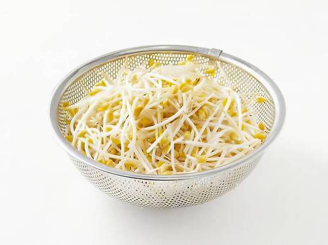 체망에 담겨있는 콩나물국