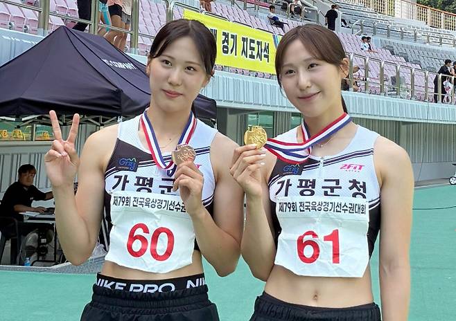 제79회 전국육상경기선수권대회 여자부 200m서 15년만에 대회신기록을 경신하며 우승한 김소은(사진 오른쪽)과 동메달을 획득한 쌍둥이 언니김다은이 기념촬영을 하고 있다. 사진=가평군청