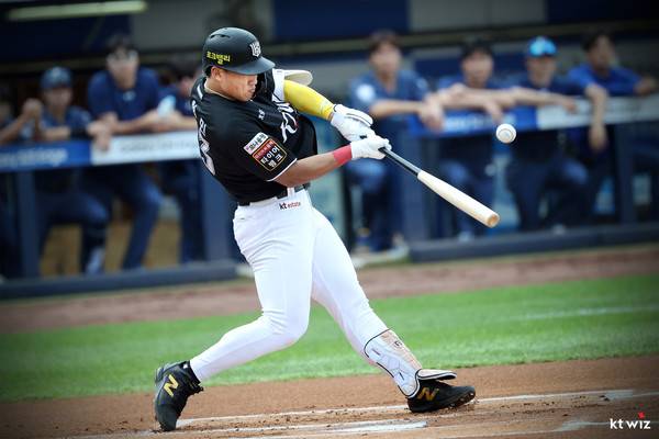 프로야구 kt위즈의 안현민이 지난 15일 삼성과의 경기에서 타격을 하고 있다. kt위즈 제공
