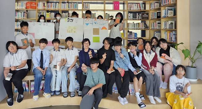 지난달 16일부터 23일까지 '한강 작가 깊이 읽기' 프로그램에 참여한 장흥장평중학교 학생들이 기념촬영을 하고 있다./장평중 제공