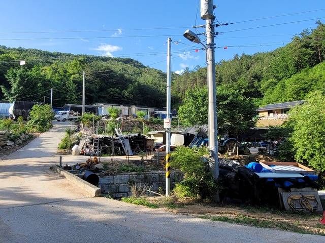 방화마을 윗동네에 지난해 말 KT가 설치한 인터넷 전신주가 보인다. / 사진=국승호 기자