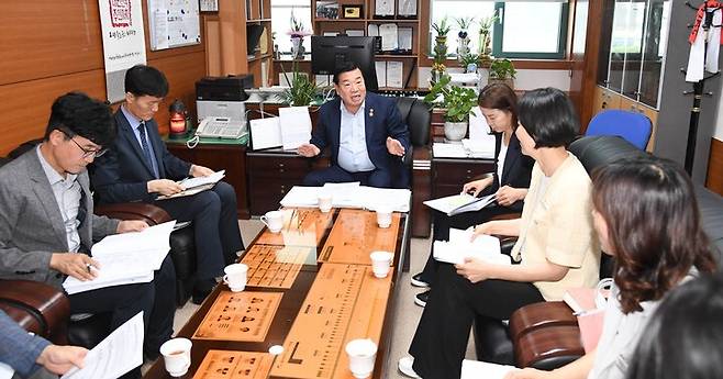 이장걸 시의원은 23일 시의회 5층 행정자치위원장실에서 '재개발지역 인근 초등학생 통학로 안전점검 간담회'를 주재했다. 울산시의회 제공