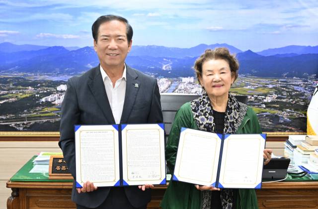 구인모 거창군수와 거창 출신의 원로 시인 신달자 교수가 지난 16일 ‘신달자문학관’ 조성을 위한 업무협약을 체결 후 기념촬영을 하고 있다. /거창군/