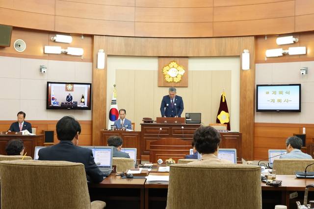 권영준 봉화군의회 의장이 23일 제273회 정례회 개회식을 선언하고 있다. 봉화군의회 제공