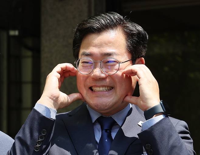 더불어민주당 박찬대 의원이 23일 서울 여의도 중앙당사에서 당 대표 선거 출마를 선언한 뒤 유튜버들과 소통하며 포즈를 취하고 있다. 연합뉴스