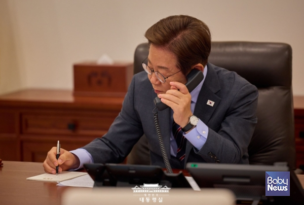 지난 12일 이재명 대통령이 르엉 끄엉 베트남 국가주석과 통화를 하고 있다. ⓒ대통령실