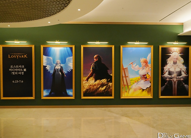 입구에서부터 주요 일러스트가 관람객들을 맞이했다.