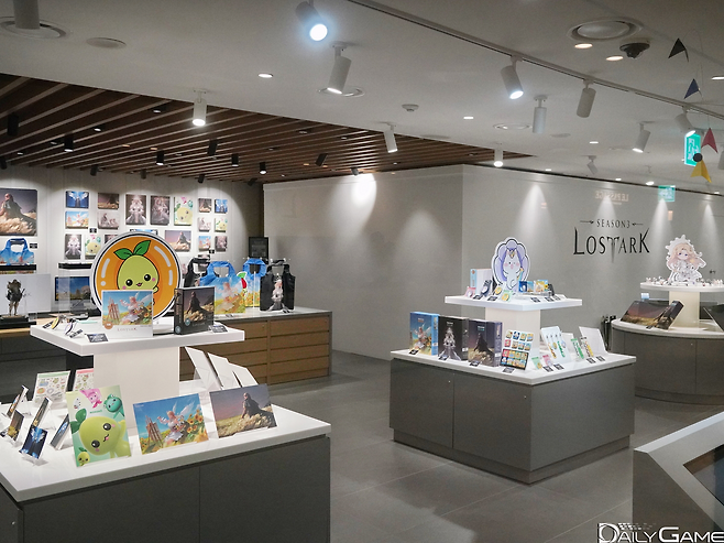 매점에는 관람객들의 눈길을 끄는 상품들이 다양하게 준비됐다.