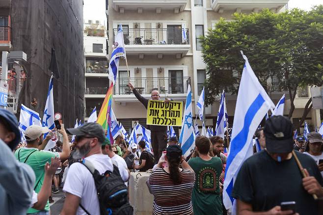 2023년 7월 18일(현지시간) 텔아비브 증권거래소 단지 앞에서 이스라엘 정부의 사법 개혁 법안에 반대하는 시위가 열리고 있다. (사진=AFP)