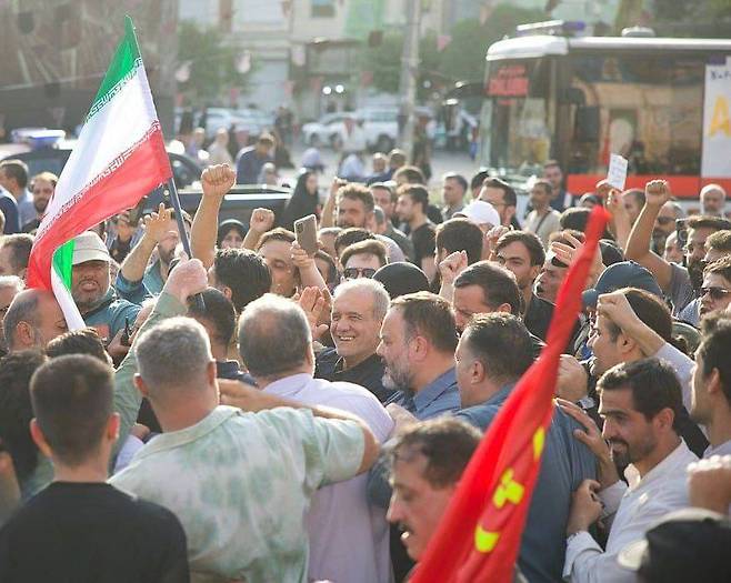 마수드 페제시키안 이란 대통령이 22일(현지시간) X에 올린 테헤란 집회 참석 현장 모습/ 출처-이란 대통령 X 계정