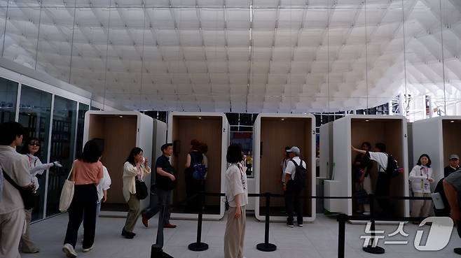 "당신에게 가장 소중한 것은 무엇입니까?"라는 질문에 답하는 관람객들ⓒ News1 윤슬빈 기자