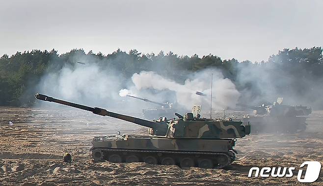2023년 2월 폴란드 토룬 포병사격장에서 한화에어로스페이스가 수출한 K9 자주포가 표적을 향해 포탄을 발사하는 모습<자료사진> (국방부 제공). 2023.2.24/뉴스1