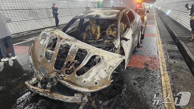 23일 오전 부산 남구 황령터널 화재 현장.(부산소방재난본부 제공. 재판매 및 DB 금지)