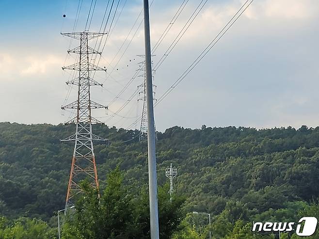 GH가 이설을 추진하고 있는 수원 광교택지구 내 아파트 인근 송전 철탑.(자료사진)/뉴스1