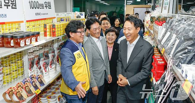 오세훈 서울시장이 23일 서울 영등포쪽방상담소에서 열린 온기창고 개소식에서 온기창고를 둘러보고 있다. (공동취재) 2025.6.23/뉴스1 ⓒ News1 오대일 기자