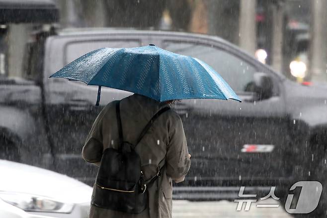 본격 장마철이 시작된 가운데 대구 지자체들이 퇴적물 등이 쌓인 우수관로 정비에 열을 올리고 있다.ⓒ News1 DB