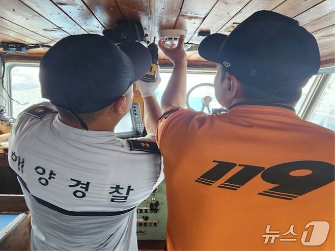 지난 19일 완도해경이 완도항 내 장기계류선박에 '단독 경보형 화재감지기'를 설치하고 있다.(완도해경 제공. 재판매 및 DB 금지)