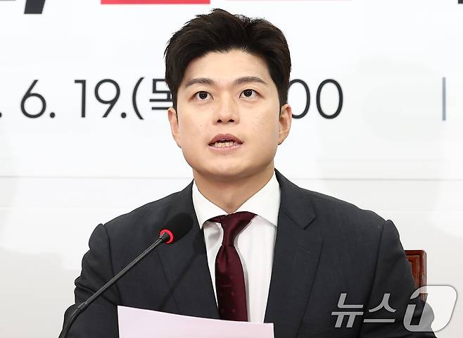 김용태 국민의힘 비상대책위원장이 19일 서울 여의도 국회에서 열린 'SK텔레콤 소비자권익 및 개인정보보호 TF 회의'에서 모두 발언을 하고 있다. 2025.6.19/뉴스1 ⓒ News1 김민지 기자