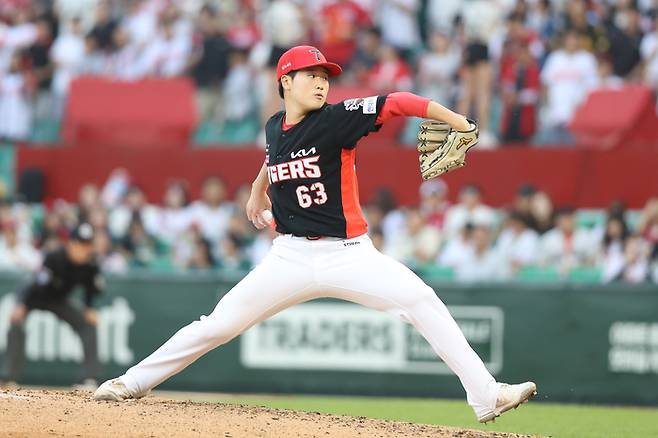 KIA 이호민이 22일 인천SSG랜더스필드에서 열린 2025 KBO리그 SSG전에서 7회말 등판해 역투하고 있다. 사진 | SSG 랜더스