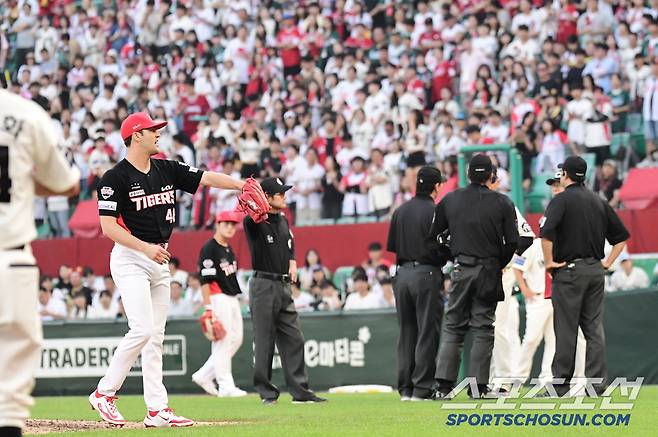 22일 인천 SSG랜더스필드에서 열린 SSG와 KIA의 경기. 7회 경기 도중 SSG 이숭용 감독이 심판 판정에 어필을 했다. 잠시 경기가 중단되자 경기 재개를 기다리는 KIA 선발 네일. 인천=송정헌 기자songs@sportschosun.com/2025.06.22/