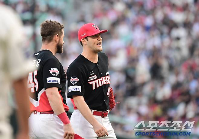 22일 인천 SSG랜더스필드에서 열린 SSG와 KIA의 경기. 7회 경기 도중 SSG 이숭용 감독이 심판 판정에 어필을 했다. 잠시 경기가 중단되자 경기 재개를 기다리는 KIA 선발 네일. 인천=송정헌 기자songs@sportschosun.com/2025.06.22/