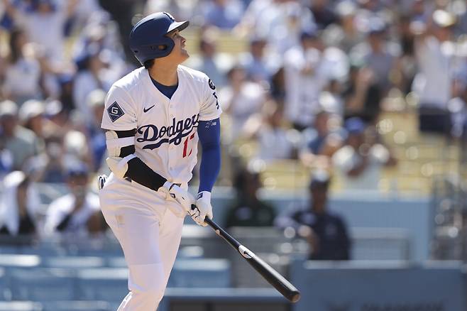 오타니 쇼헤이가 8회말 중월 솔로홈런을 날린 뒤 타구를 바라보고 있다. AP연합뉴스