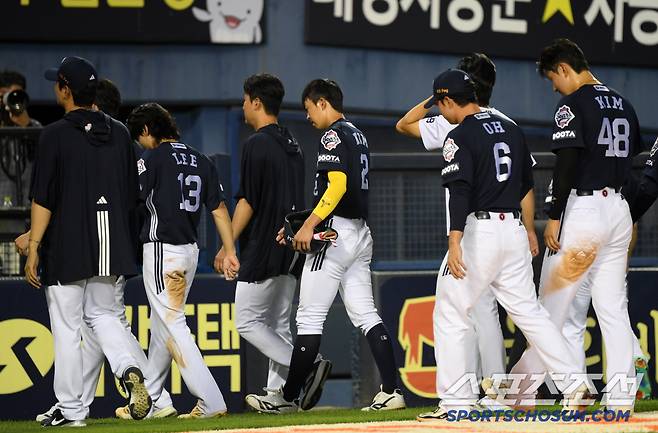 22일 잠실구장에서 열린 LG 트윈스와 두산 베어스의 경기. 패한 두산 선수들이 아쉬워하고 있다. 잠실=박재만 기자 pjm@sportschosun.com/2025.06.22/