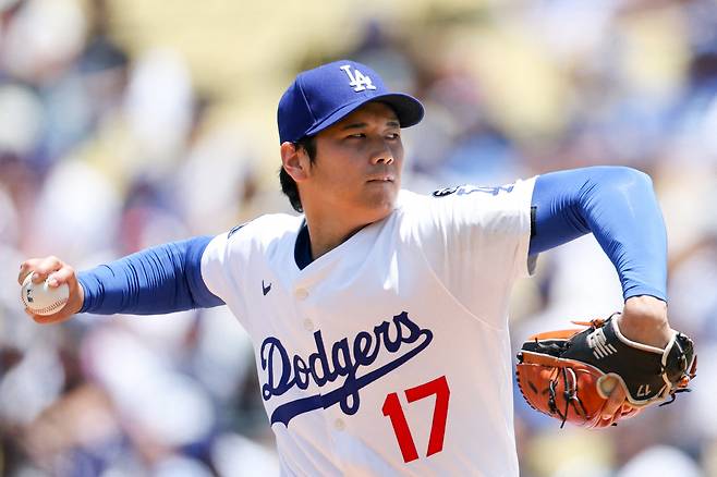 Jun 22, 2025; Los Angeles, California, USA; Los Angeles Dodgers two?way player Shohei Ohtani (17) pitches the ball during the second inning against Washington Nationals at Dodger Stadium. Mandatory Credit: Kiyoshi Mio-Imagn Images
<저작권자(c) 연합뉴스, 무단 전재-재배포, AI 학습 및 활용 금지>