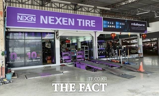 넥센타이어가 최근 태국 방콕에 플래그십 브랜드숍을 오픈했다. 신규 리뉴얼이 적용된 넥센타이어 브랜드숍 내부. /넥센타이어